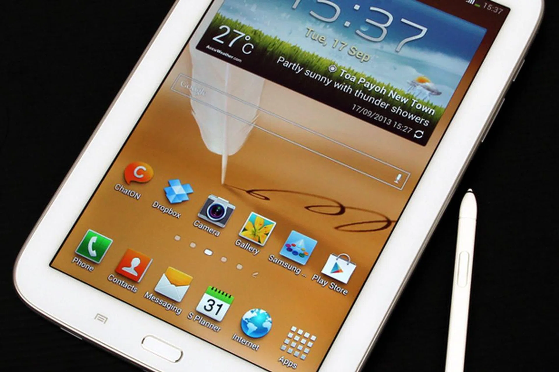 The Note 8.0 has a physical oblong-shaped home button at the bottom-front of the device, flanked by touch-sensitive Menu and Back buttons on the left and right - pretty much the design traits for most modern Samsung mobility products.