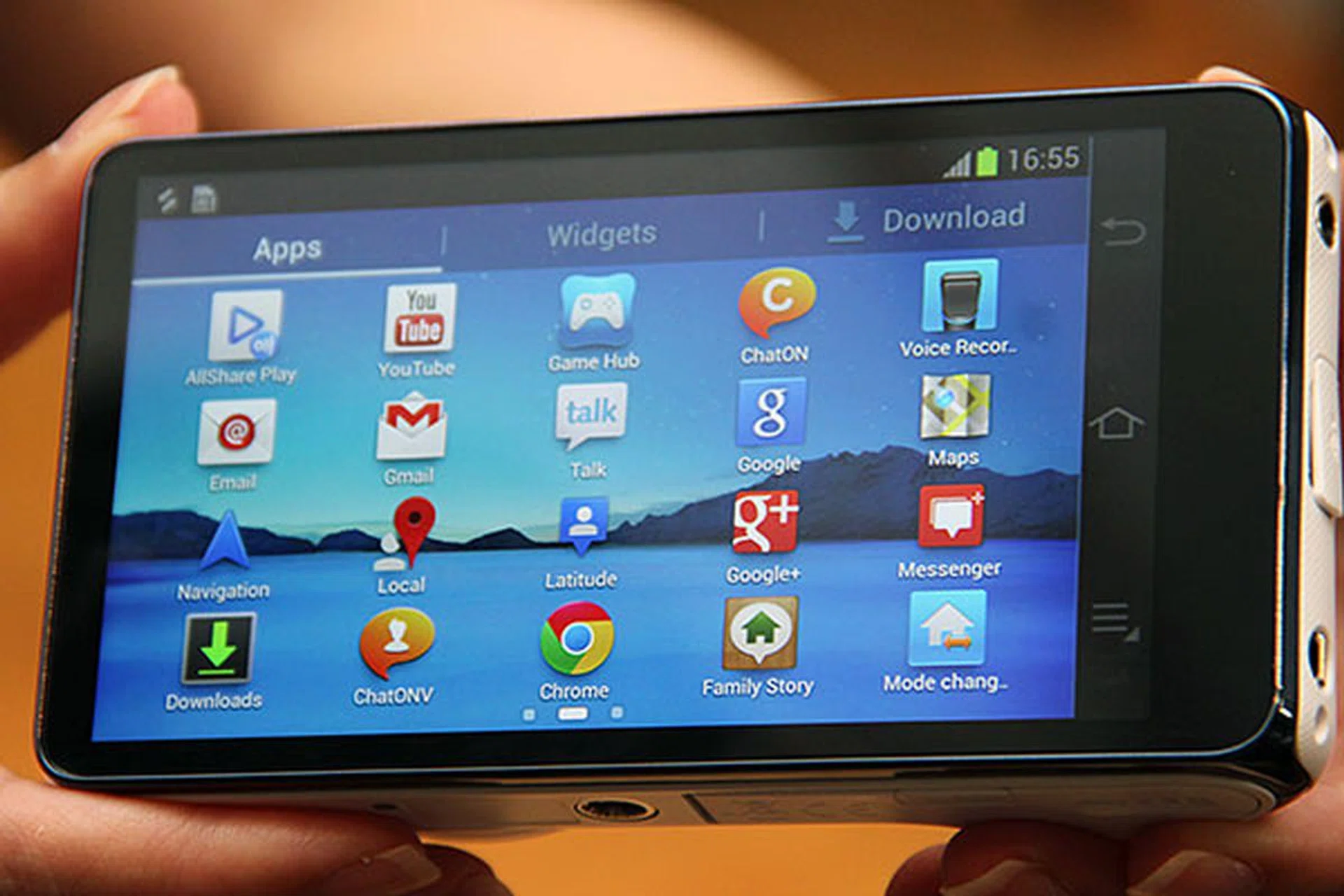 YouTube, Voice Recorder, Maps, Google+, Messenger, Chrome..., thanks to the ability to install apps, the possibilities are endless.