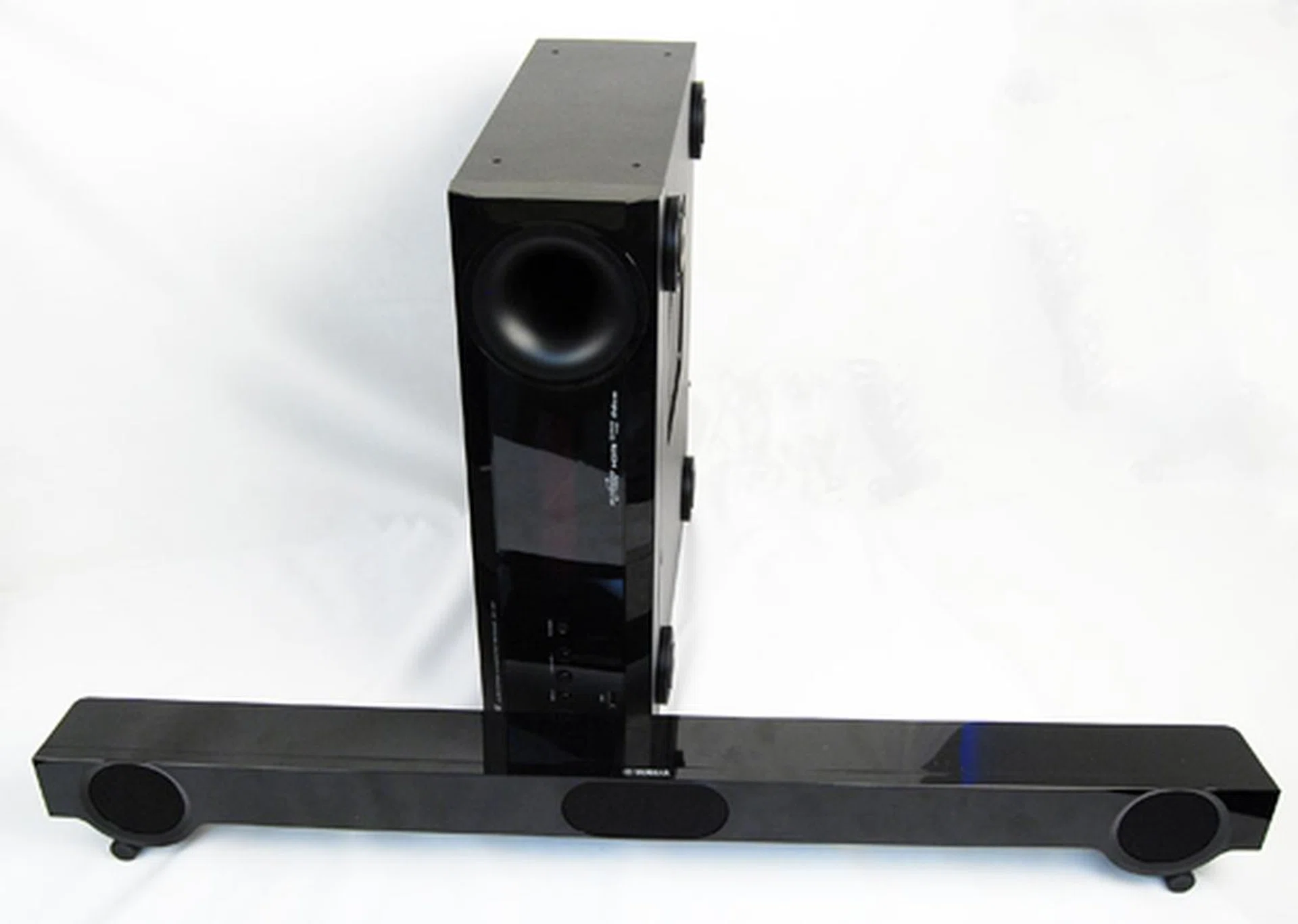 The Yamaha YHT-S401 comprises of a receiver (the vertical unit in this photo) and a horizontal front speaker. A Blu-ray player is not included as part of the package.