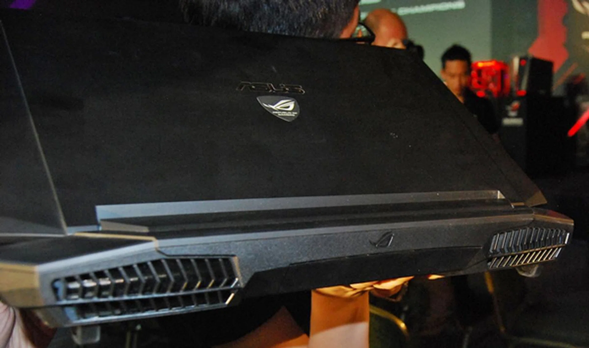 The air vents of the fan chamber point to the rear so that the discharge of hot air will not be from the sides of the G750.