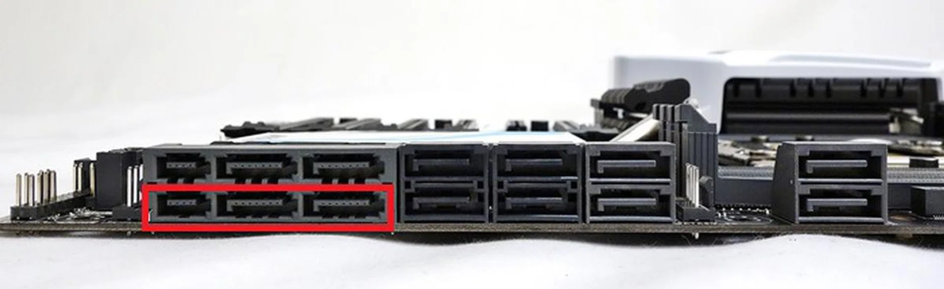 The SATA Express connector that is marked, is connected to the ASMedia ASM106SE controller.