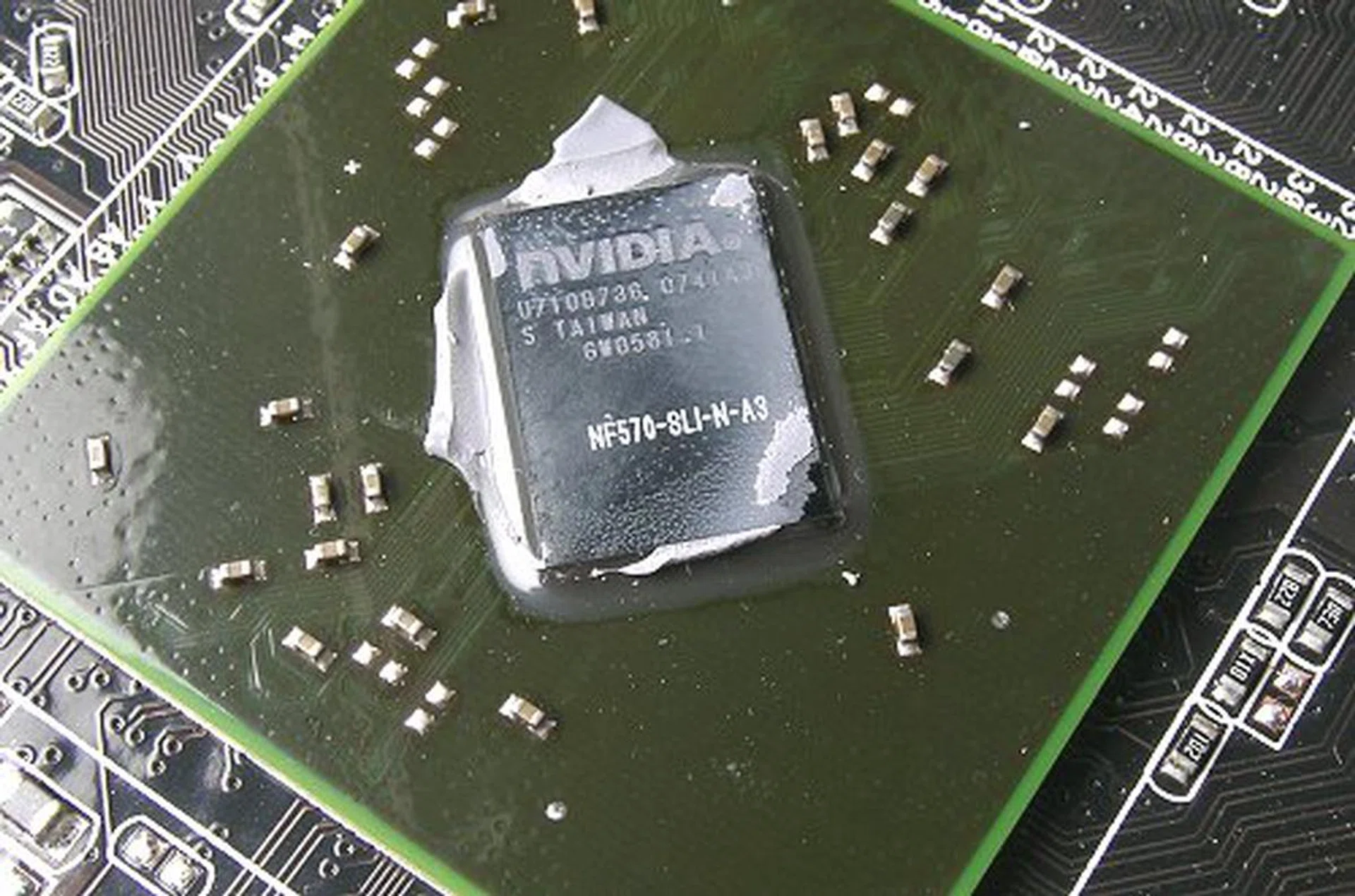 The nForce 200 is the new member to the chipset providing 32 lanes of PCI Express 2.0.