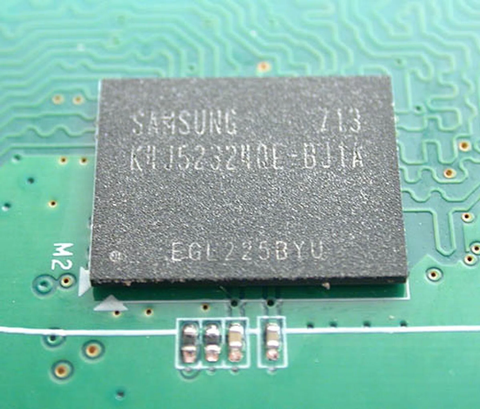 Samsung's 1.0ns DDR3 memory chips are used, enabling the memory clocks to start at a speedy 2000MHz DDR.