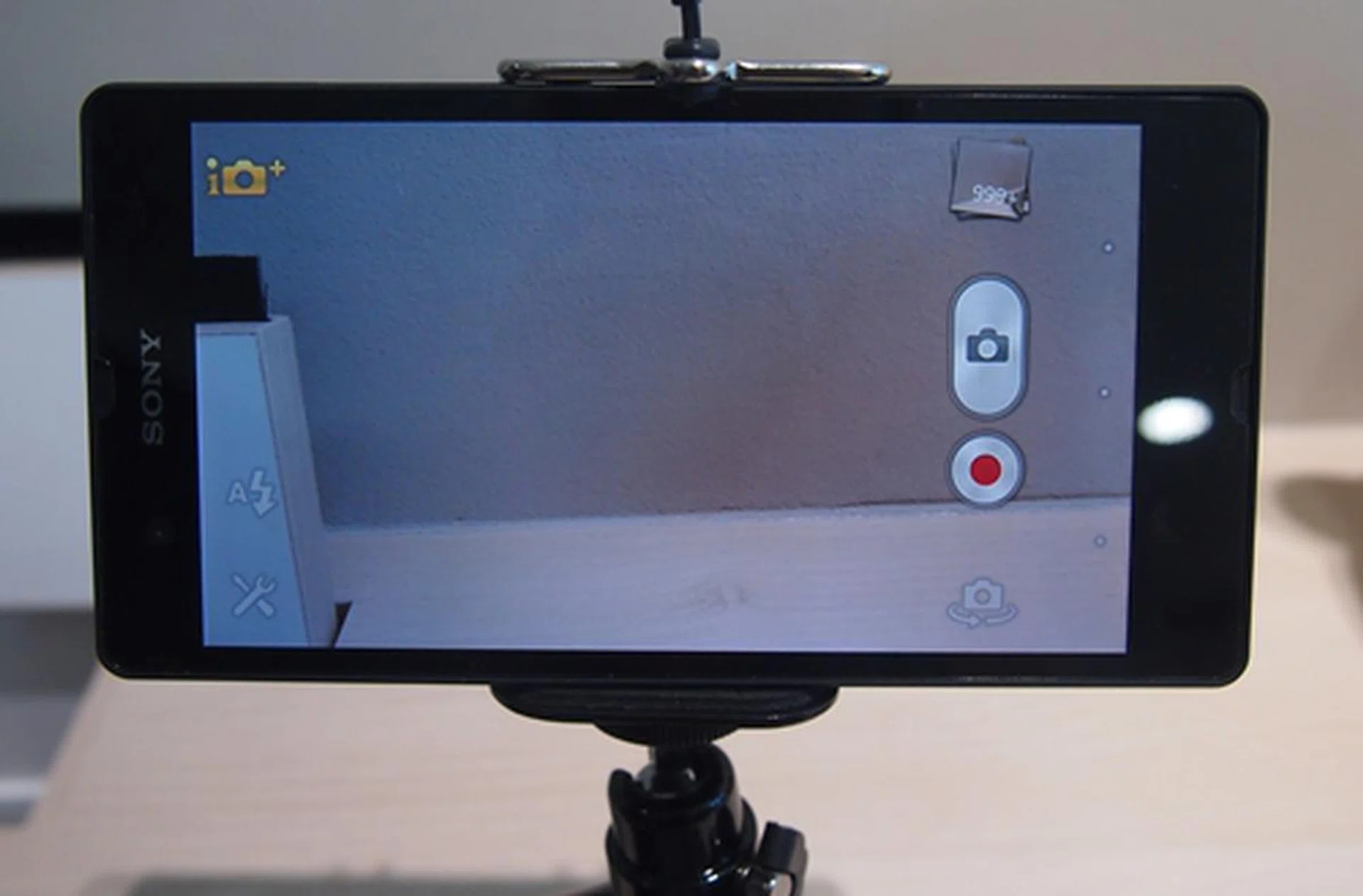 Notice the number of shots taken by the Sony Xperia Z on the top right corner? Your eyes ain't playing tricks on you; the Burst Mode on the Xperia Z enables you to take more than 999 shots at one go if your finger is able to press the shutter button (on-screen) for that long.