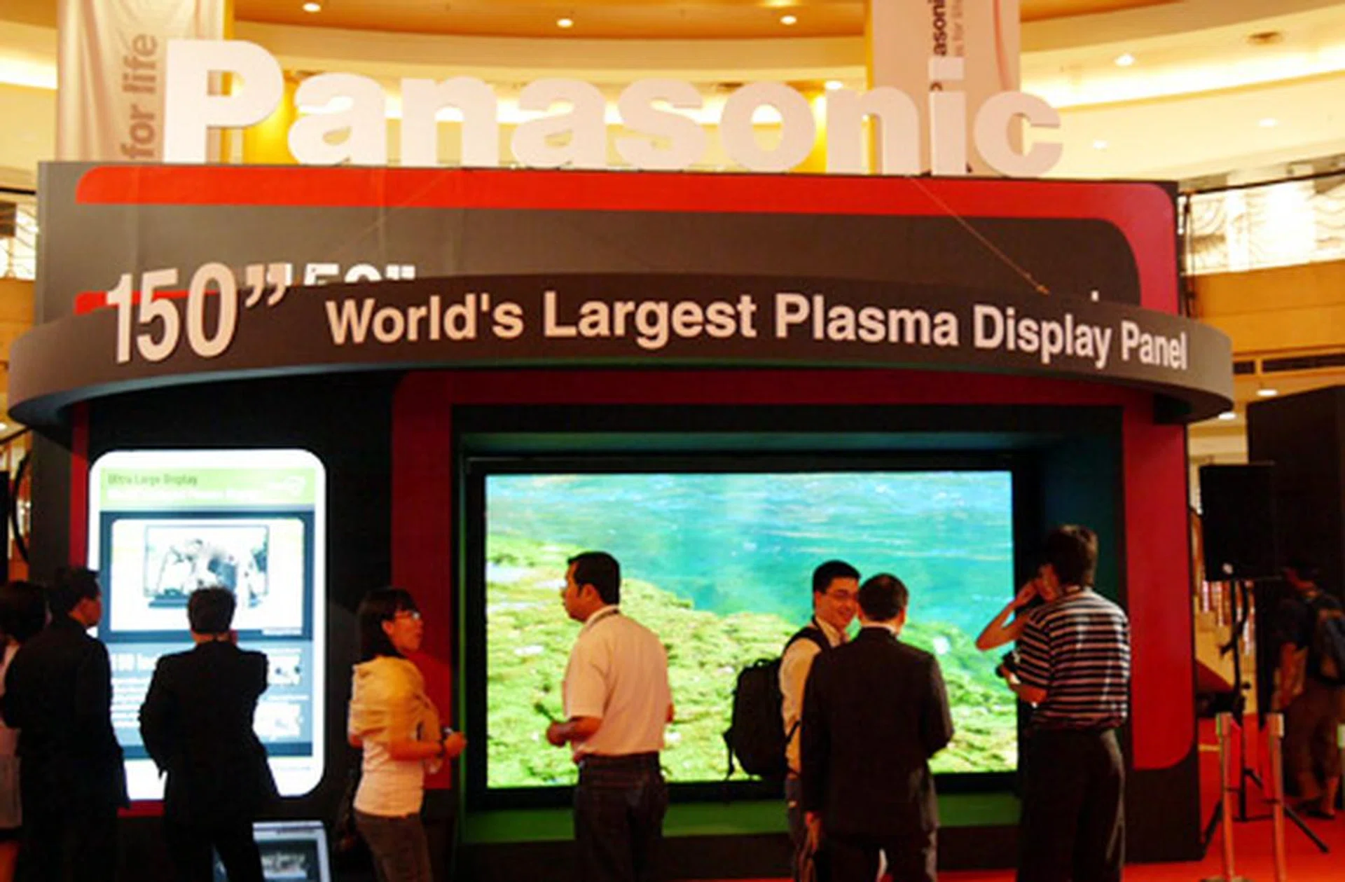 One of the event's highlights was the introduction of Panasonic's mammoth 150-inch PDP panel. Whilst many of us might not be able to afford this in our penny-pinching lifetime, affluent consumers here should be able purchase this monster of a TV sometime this year if all goes well.