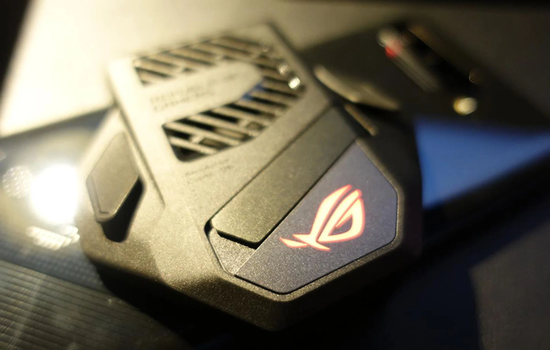 The AeroActive Cooler has undergone a design revamp, with a slimmer profile and two side-pedals that only works on the higher-end ROG Phone 5 models.