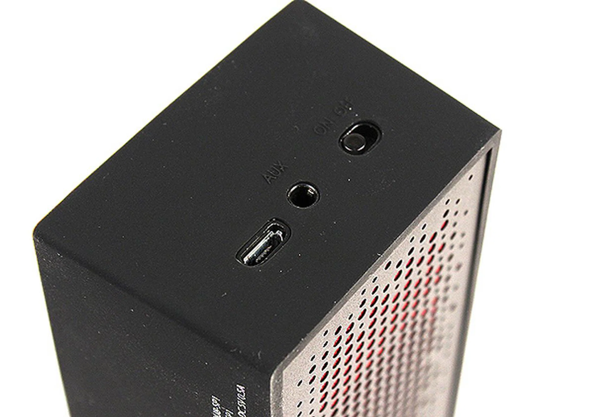 On its side is a mini-USB port for charging, an 3.5mm auxiliary jack and the on/off switch that also doubles as an LED status indicator. And as you can see, the rubber surfaces are a bit of a dust and lint magnet.