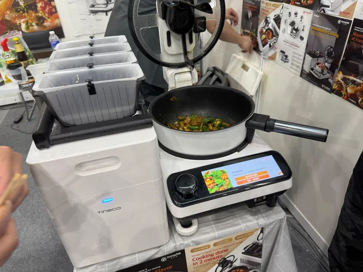 Tineco Smart Cooker whipping up a szechuan stir-fry dish. Image: HWZ