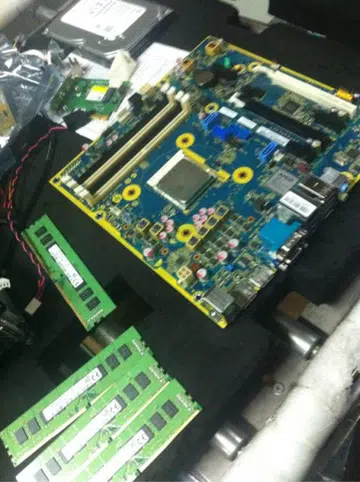 A wild AM4 socket motherboard has been spotted on the Internet, along with what seems to be AMD's new top of the line, Bristol Ridge APU, the A12-9800. <br> Image source: WCCFTech.