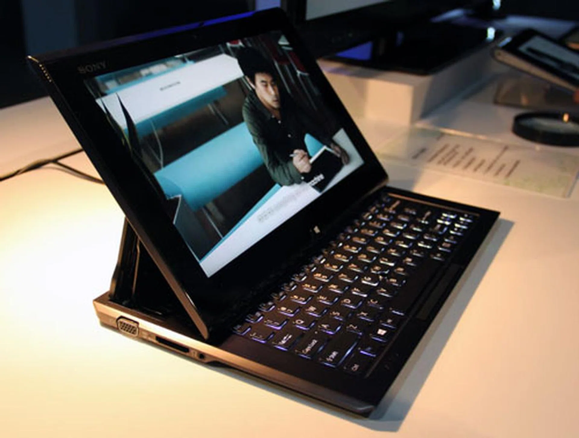 The Duo 11 boasts a full HD 1920 x 1080 resolution IPS display with great viewing angles.