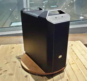 Don't put the MasterCase 5 on a pedestal, just put it on a lazy Susan!