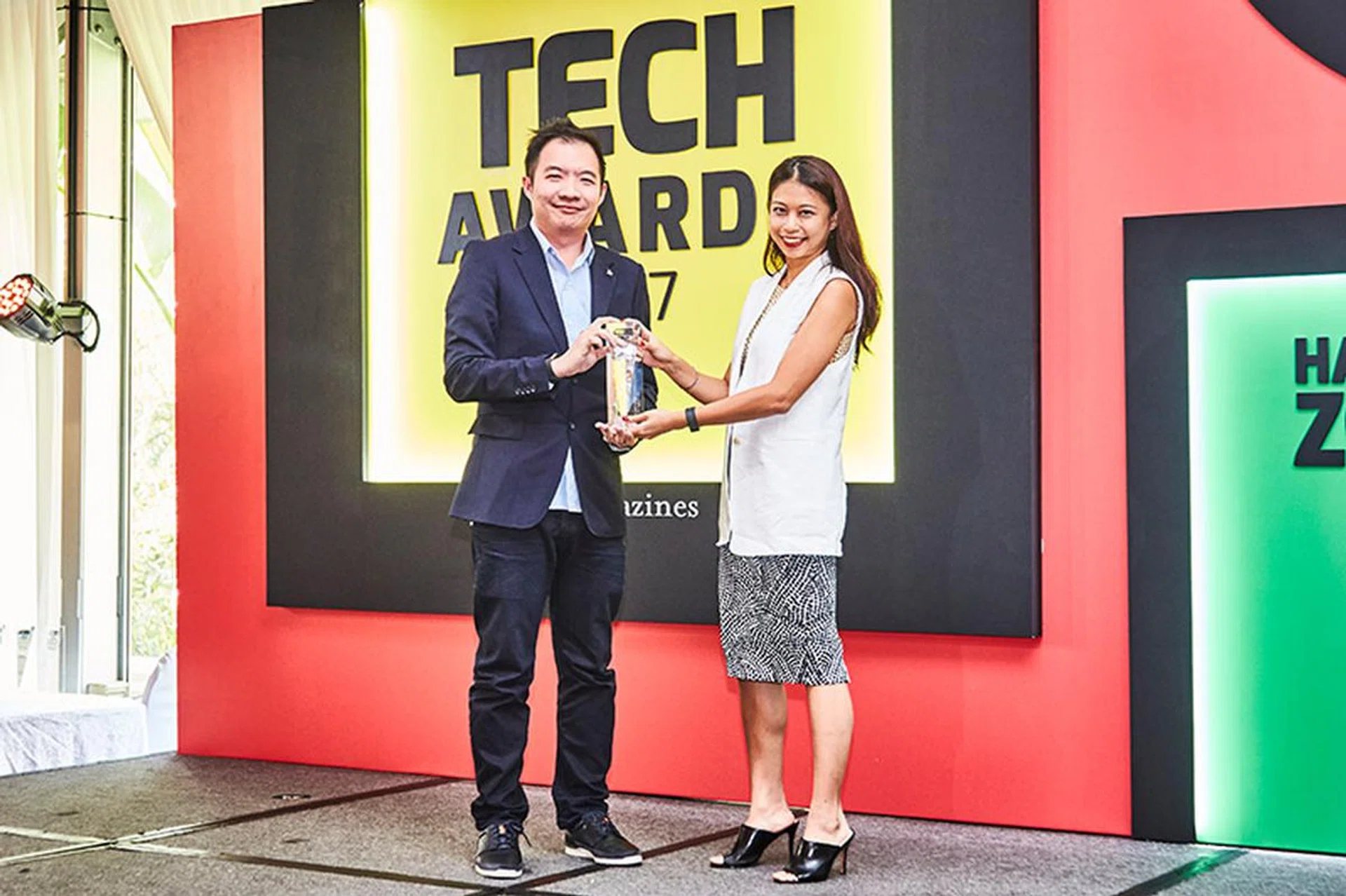 The Readers' Choice awards for Best Gaming Console Brand and Best VR Gaming Gear Brand go to Sony. The company's Sony PlayStation 4 Pro also wins the Editor's Choice award for Best Gaming Console. And Uncharted 4: A Thief’s End also wins the Editor's Choice award for Best PlayStation 4 Game. Here's Mr. Teoh Wah Keong, Marketing Manager at Sony Interactive Entertainment Singapore, accepting the awards.