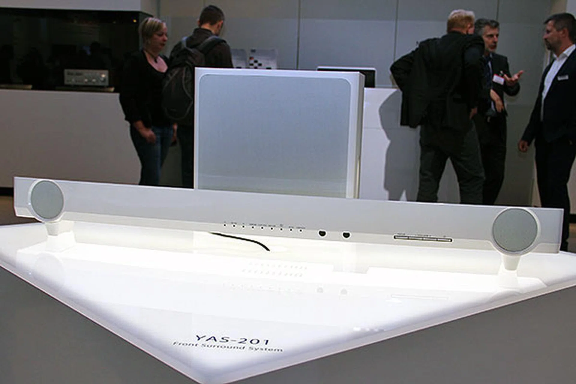 Instead of using IntelliBeam, the YAS-201 uses Air Surround Xtreme to reproduce the 7.1 surround sound effect.