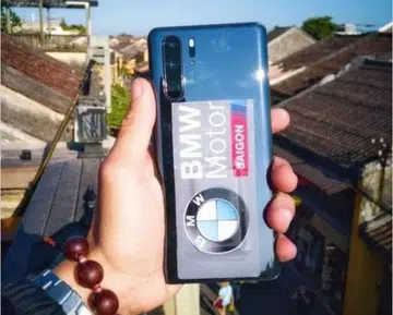Purported hands-on photo of the Huawei P30 Pro.