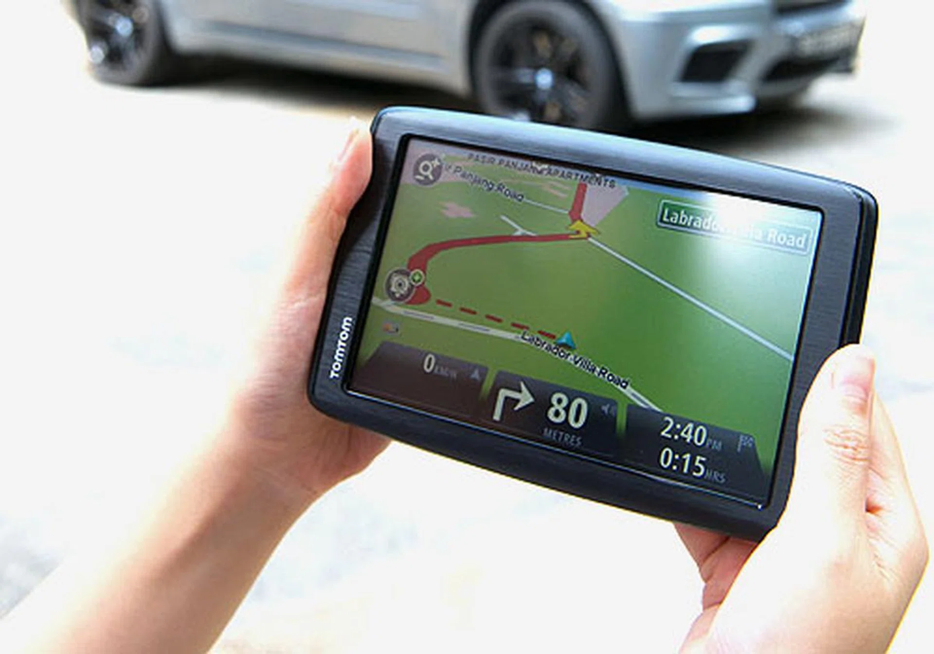 With its 6-inch, 800 x 480-pixel resolution matte display, images on the Via 620 are large and crisp.
