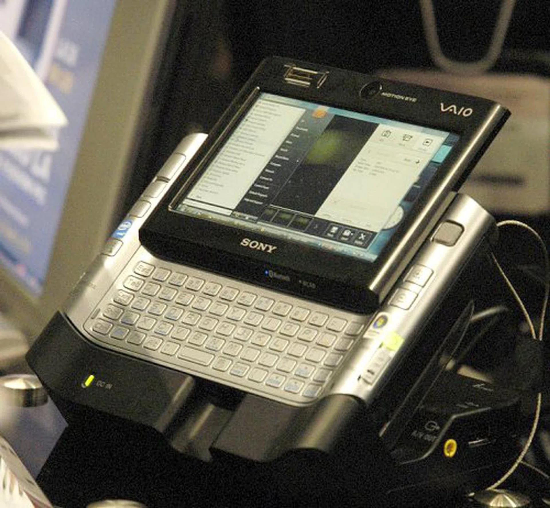  Sony's $3499 handheld PC uses a Core 2 Solo processor running at 1.33GHz. For such a small device, it has a 40GB hard drive and 1GB of DDR2 memory. Battery life is rated at an impressive 3hrs.  