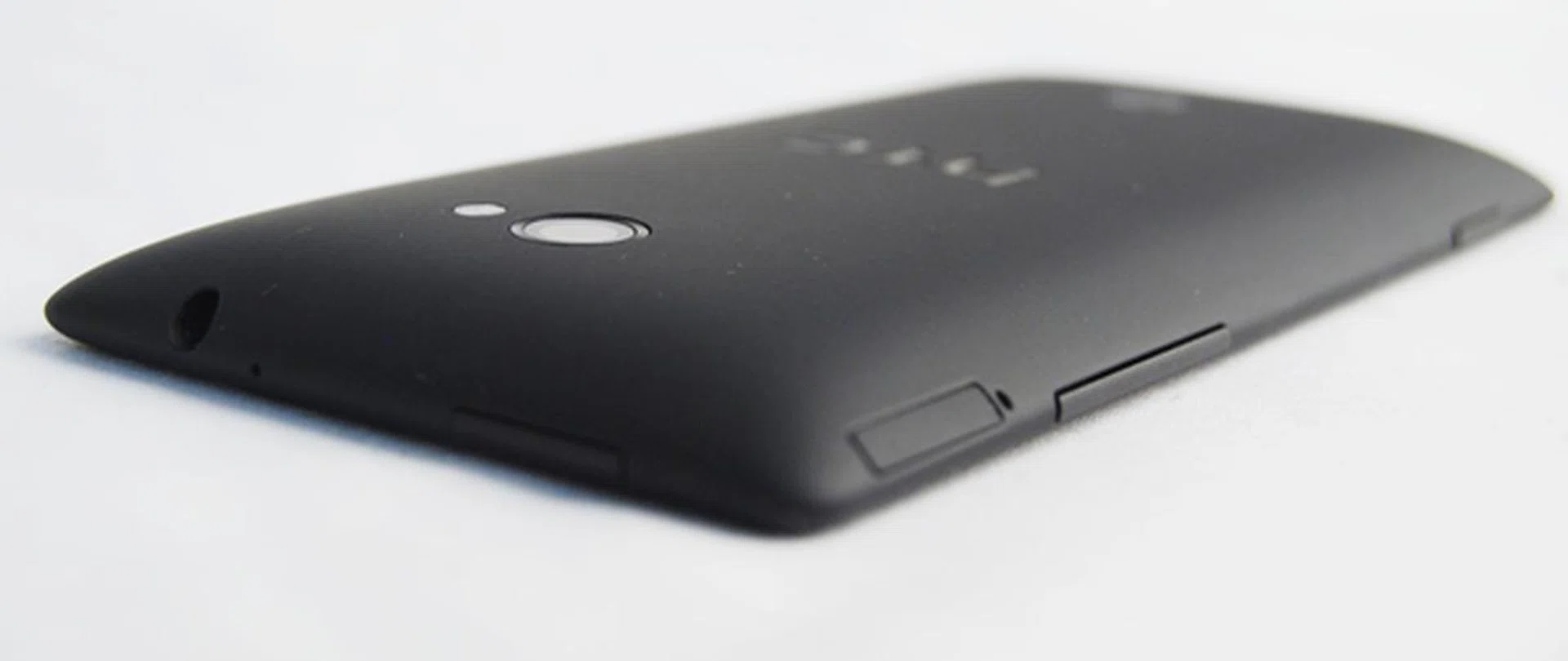 One of the most defining features of the WP8X by HTC is its sloping edges on the back of the device. As its design is one of its kind, the WP8X by HTC is recognizable from far at any viewing angle.