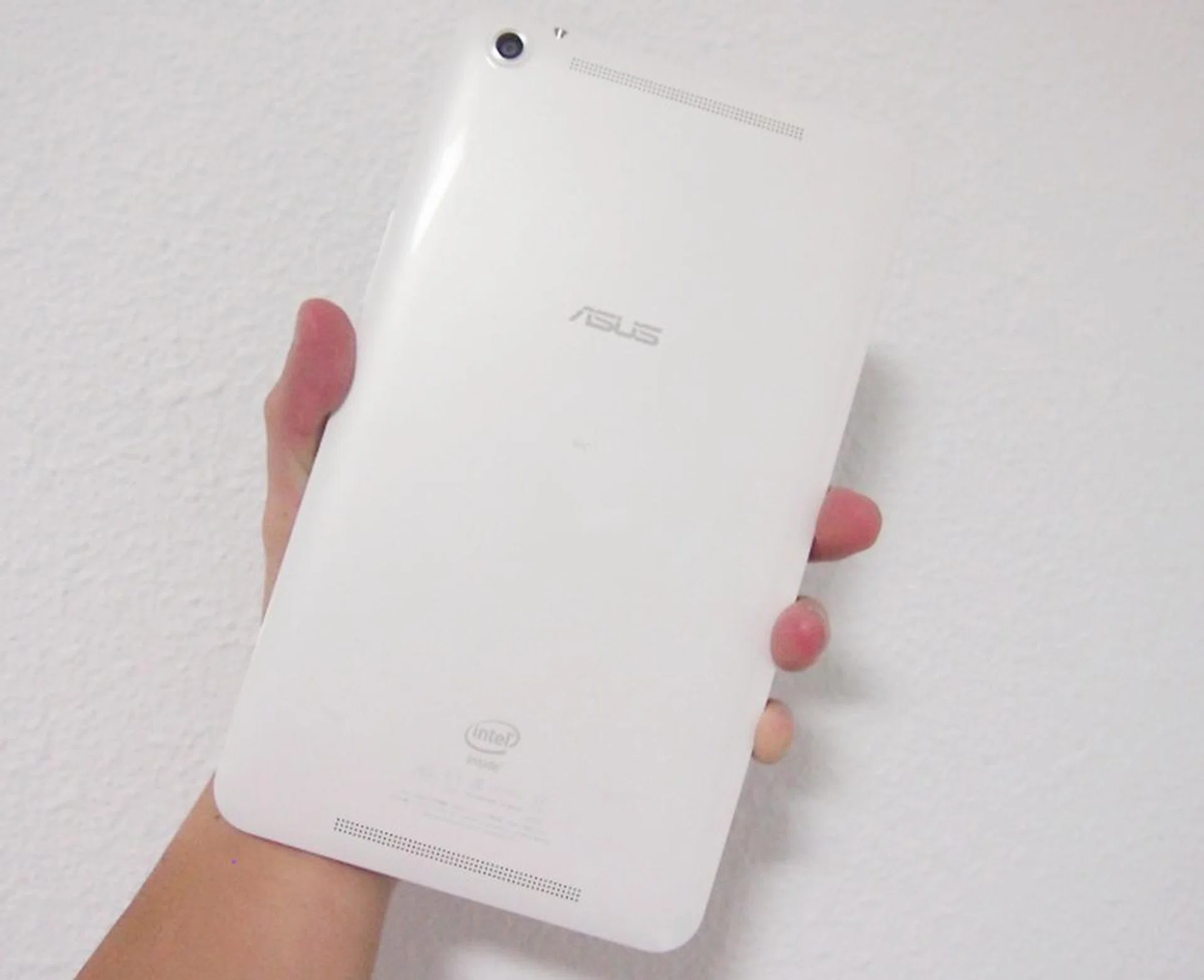 The rear of the ASUS MeMO Pad 8 has a non-conductive vacuum metallization (NVCM) layer, which makes it easy to clean.