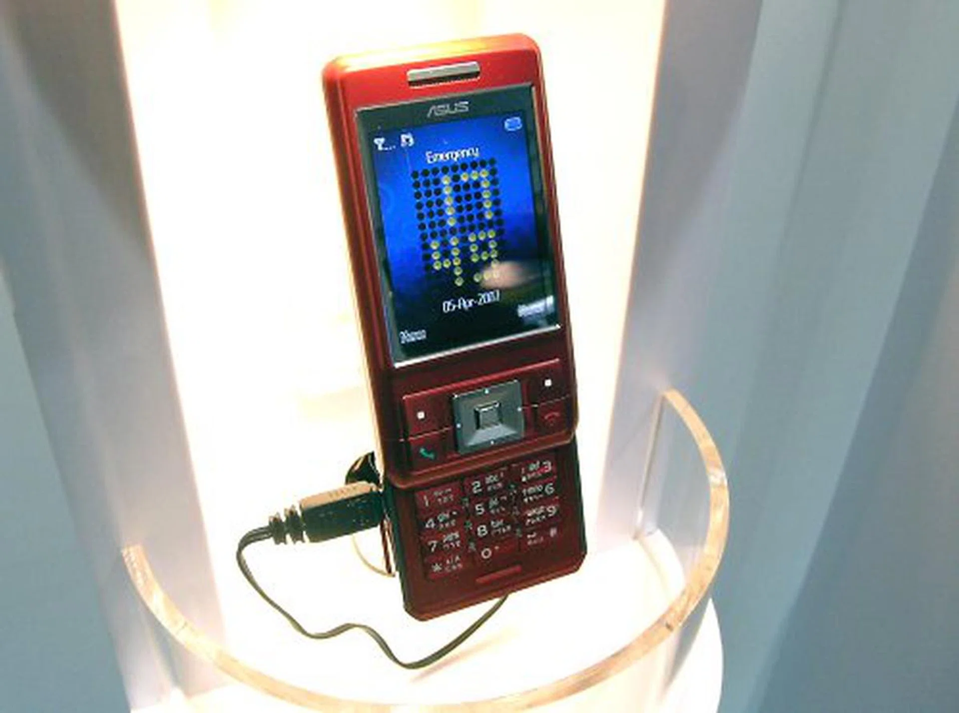  ASUS must be having their design team on overtime with the J502 as this stylish tri-band/GPRS phone comes with a 3MP camera, TV out support and Skype VoIP capabilities. If it means anything to you, the phone also has an 80,000 word dictionary built-in.  