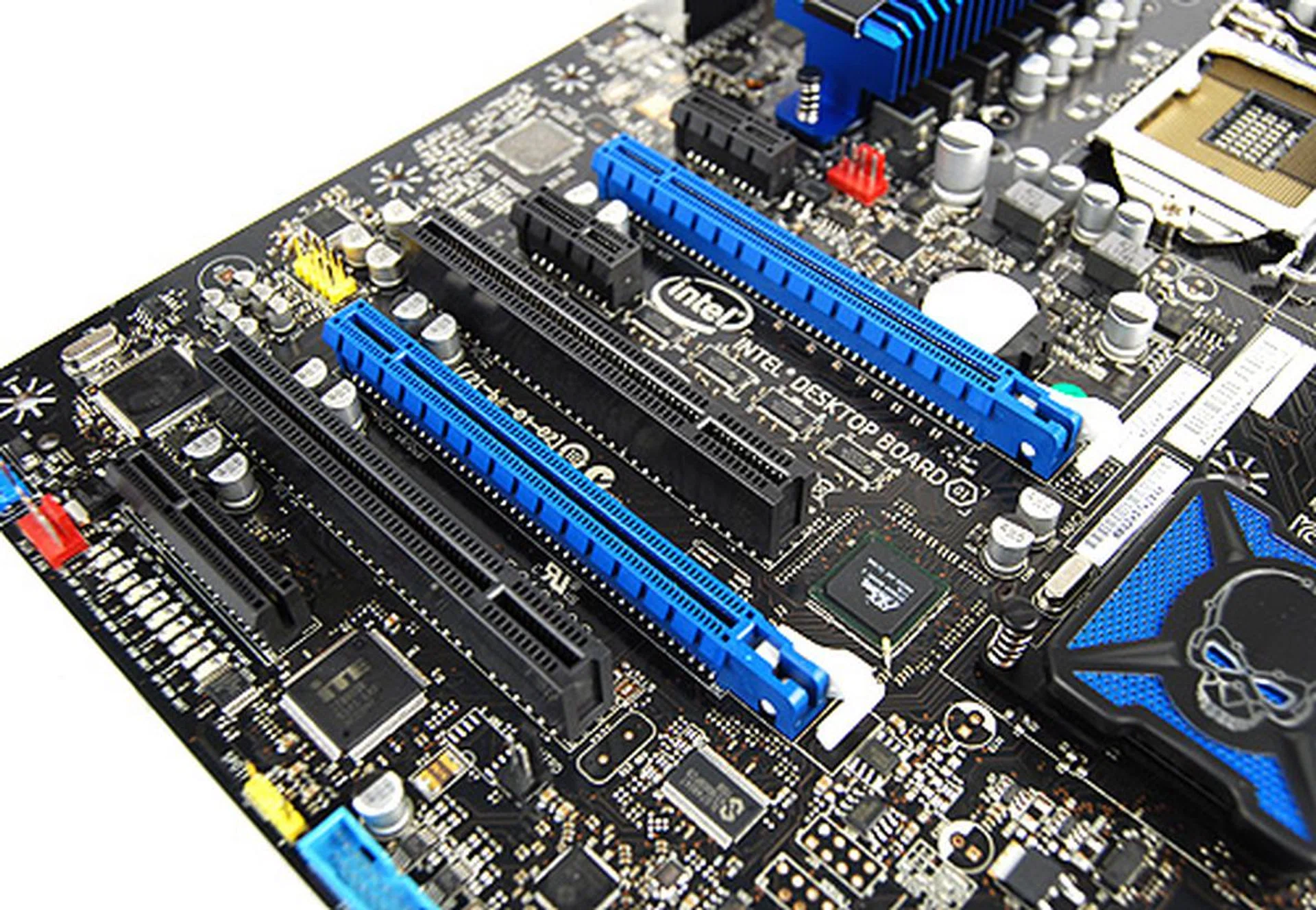 The DZ77GA-70K comes with two PCIe x8 3.0 slots, but if you don’t have an Ivy Bridge processor installed, it will run at PCI 2.0 speeds. That aside, the reference board also provides one PCIe 2.0 x4 slot, two PCIe 2.0 x1 slot and two regular PCI slots.