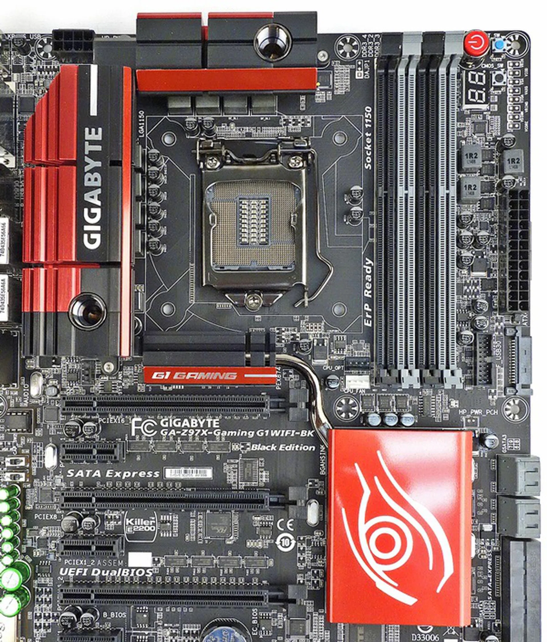 There is a heatpipe that connects the heatsinks in the vicinity of the CPU to that of the chipset's. We assume this is for optimal heat dissipation.