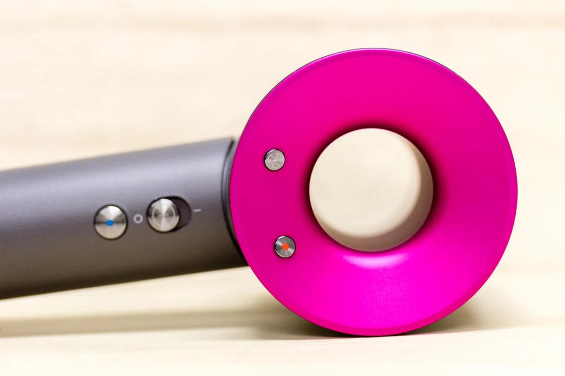 The controls are elegantly placed with a solid feel to them. LED lights indicate the strength of the fan speed and heat when the Supersonic is turned on.