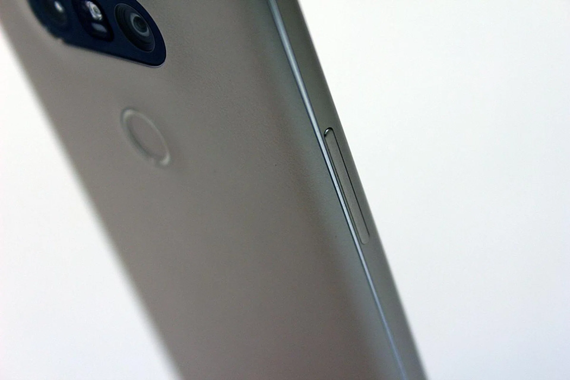 Volume buttons moved to the side of the LG G5.