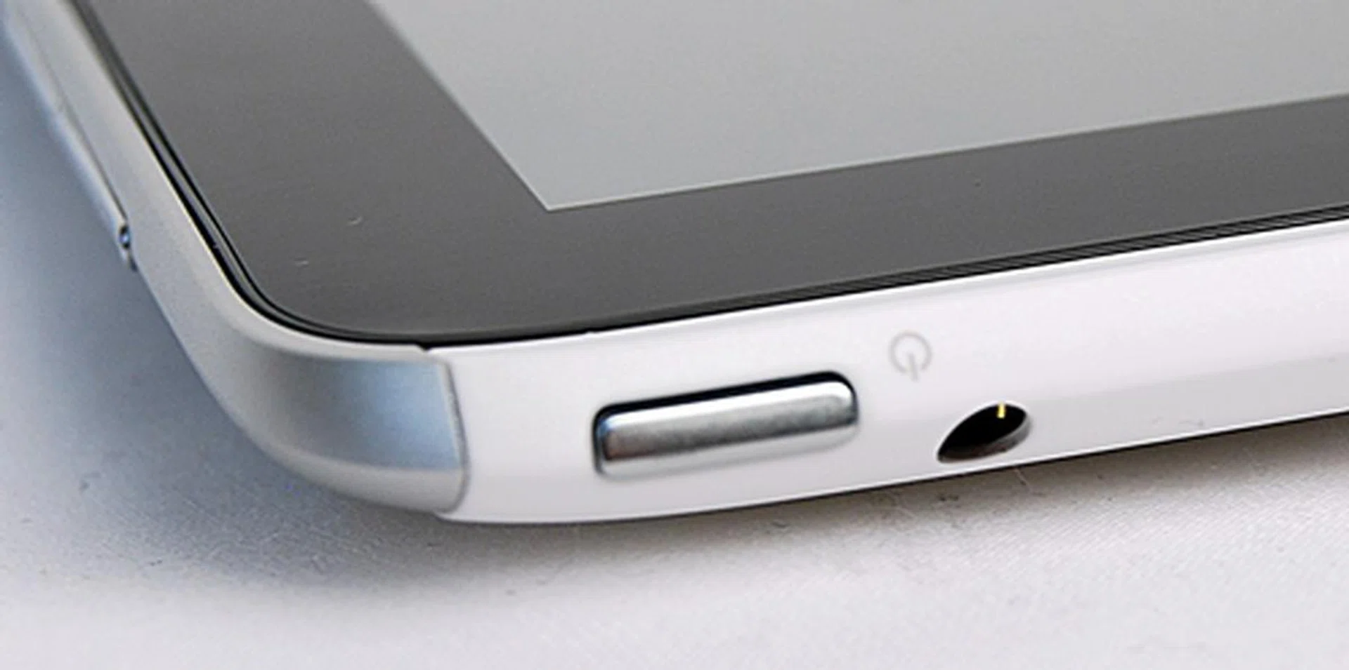 The well constructed and easily accessible power button is one of the better ones found on tablets nowadays. Small touches like these go a long way in bettering overall user experience.