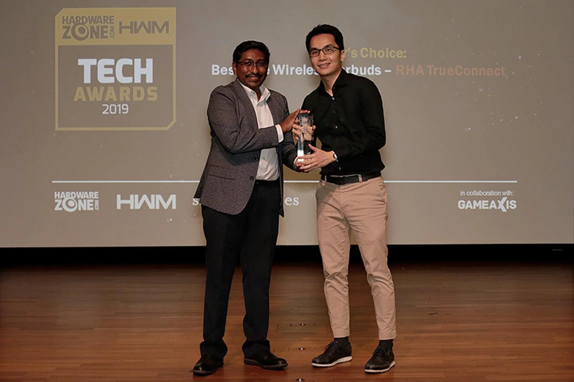 RHA's TrueConnect wins the Editor's Choice for Best True Wireless Earbuds. Here's Mr. Kar Wei Goh from Eng Siang International accepting the award on behalf of RHA.