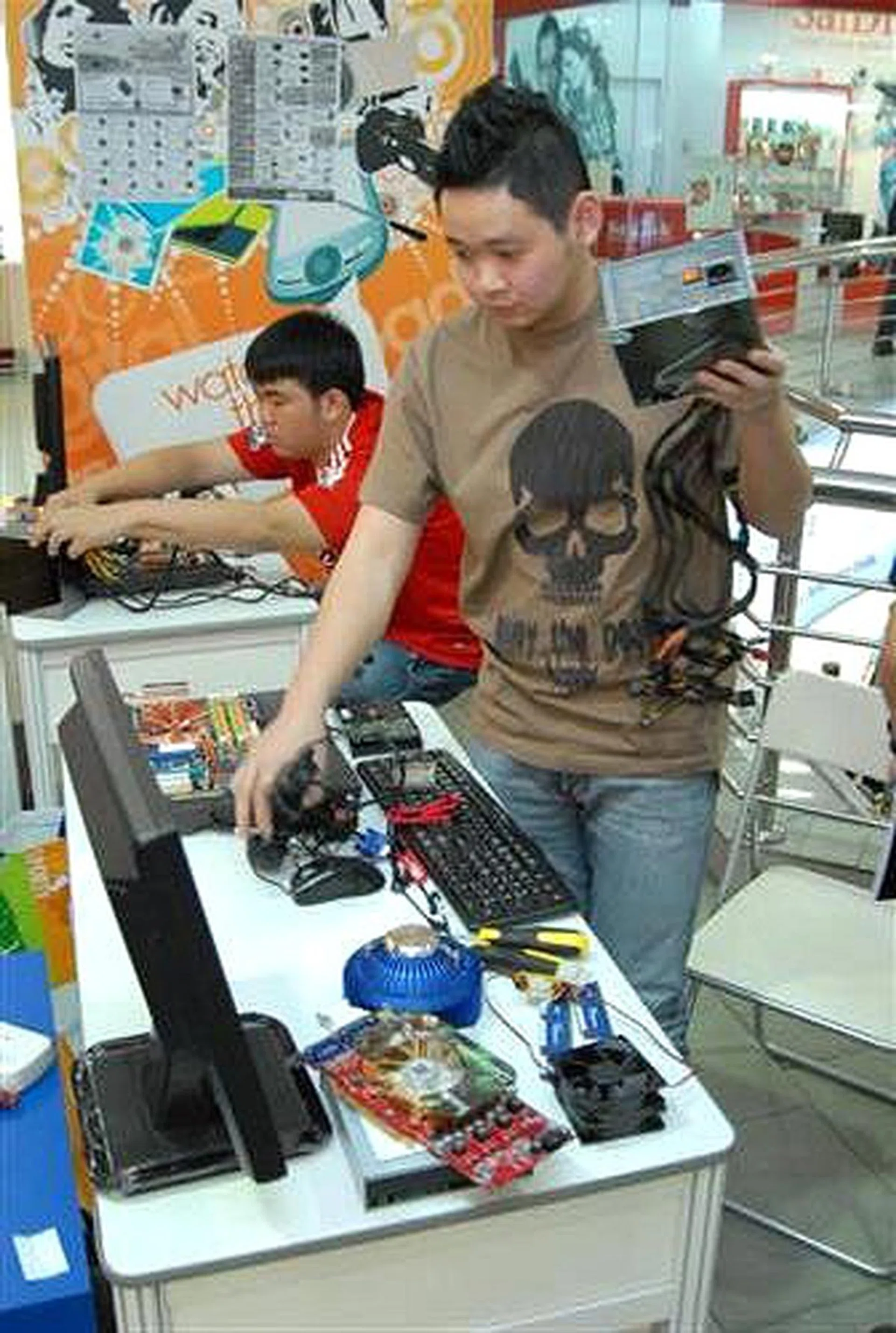   Sup3rfly and lolhalol (in the background) getting their components ready for the assembly stage.
