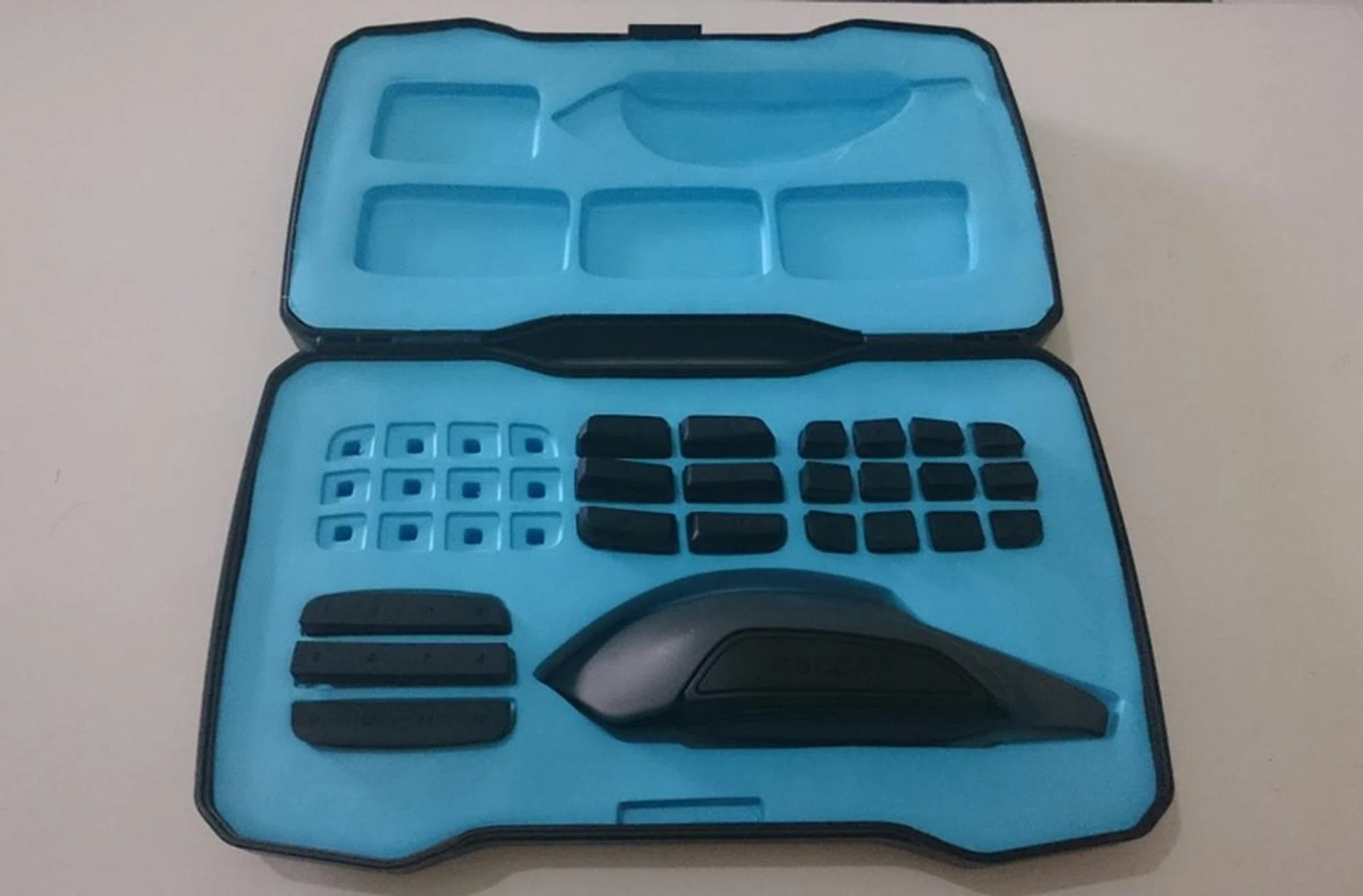 The Nyth comes with two sidegrips, two button sets and two sets of covers by default. They are all packed in a handy storage case.