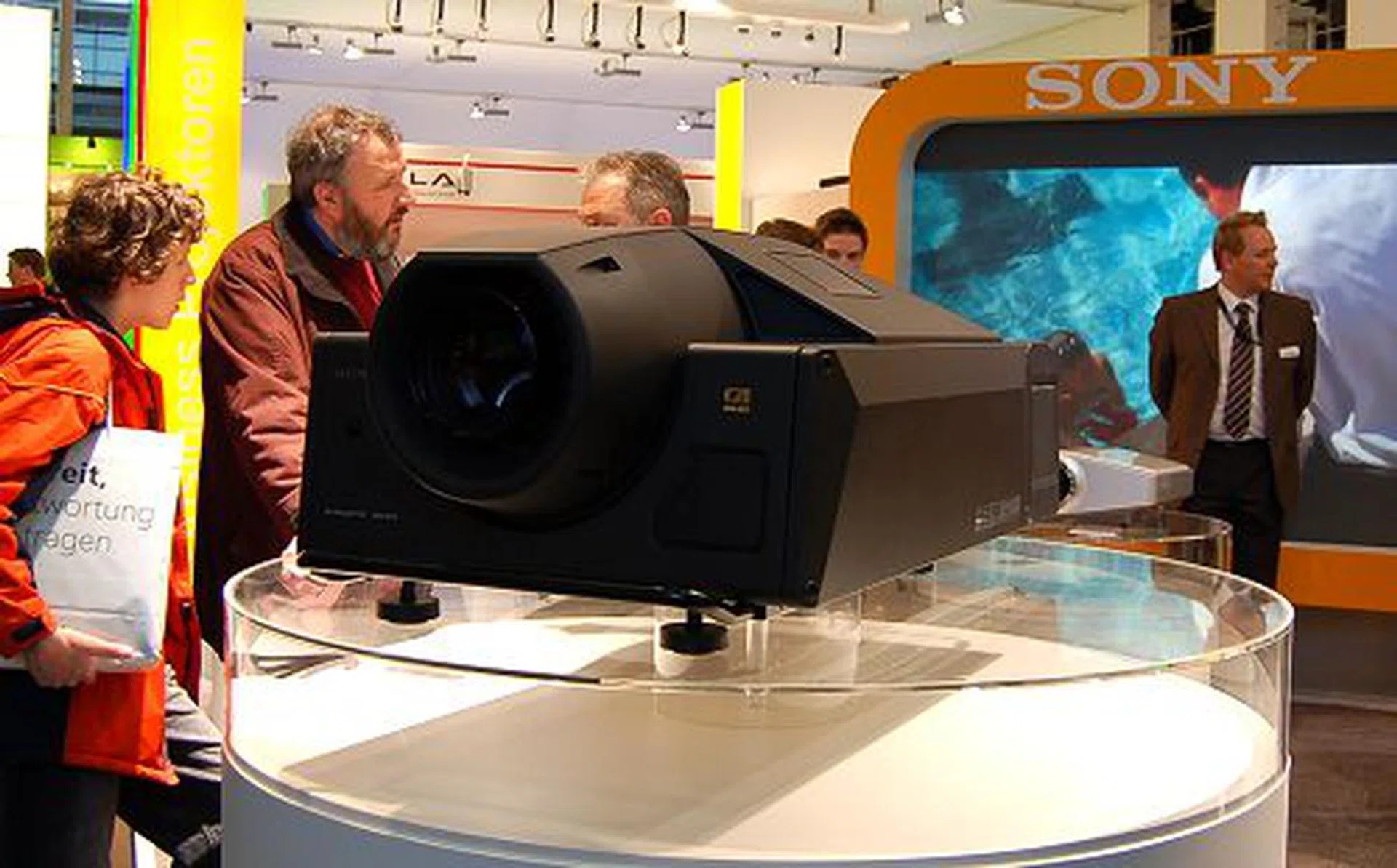  However, they did have this huge monstrosity to showoff. It's a 4K cinema-grade video projector costing a whopping 100K Euros. Its exact capability is 4096 x 2160 (roughly equivalent to 8.8MP) and it is using three LCOS chips to achieve this.  