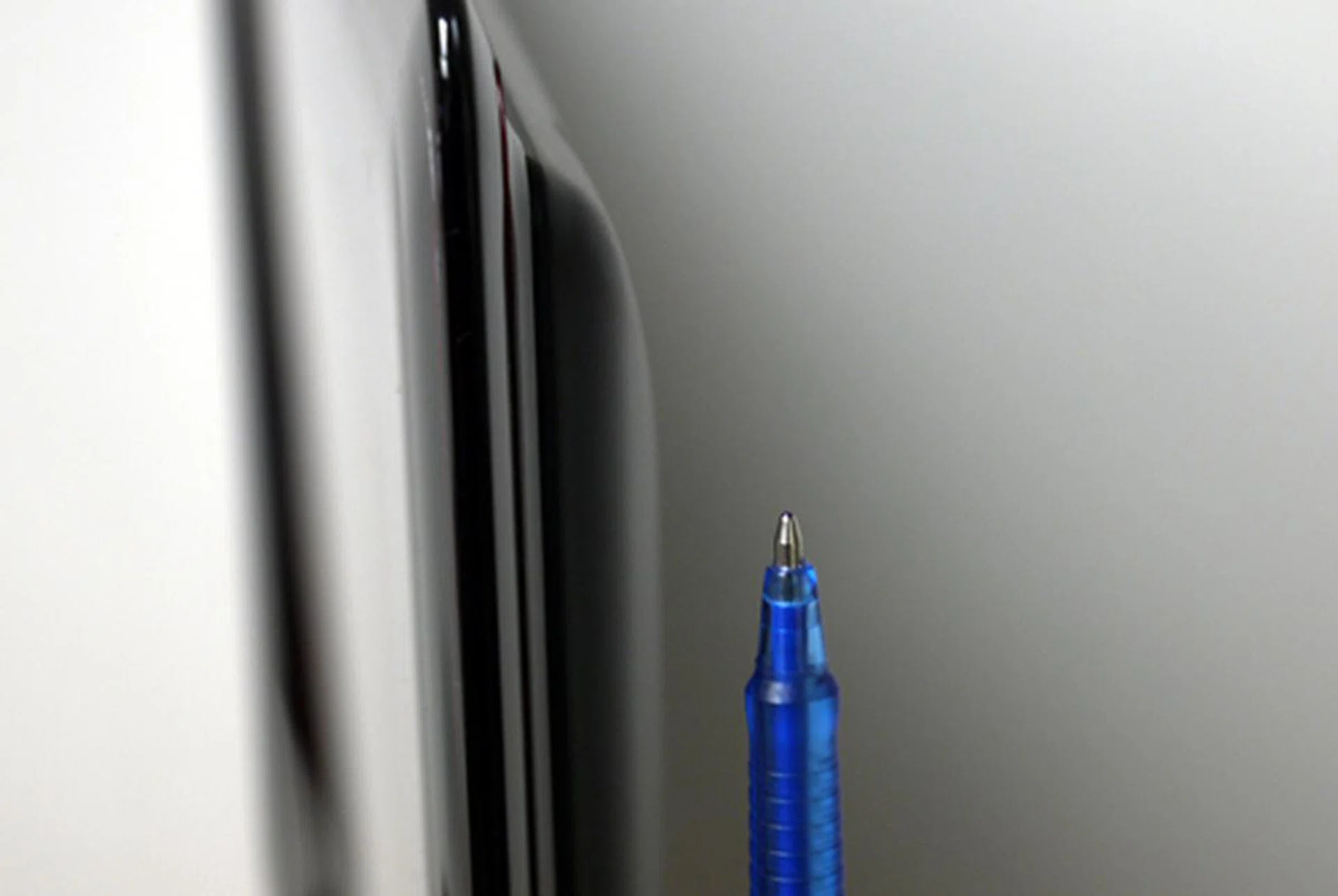 That's how lanky the B7000 is when compared next to your average ball-point pen. We weren't kidding about its 29.9mm girth for sure. 