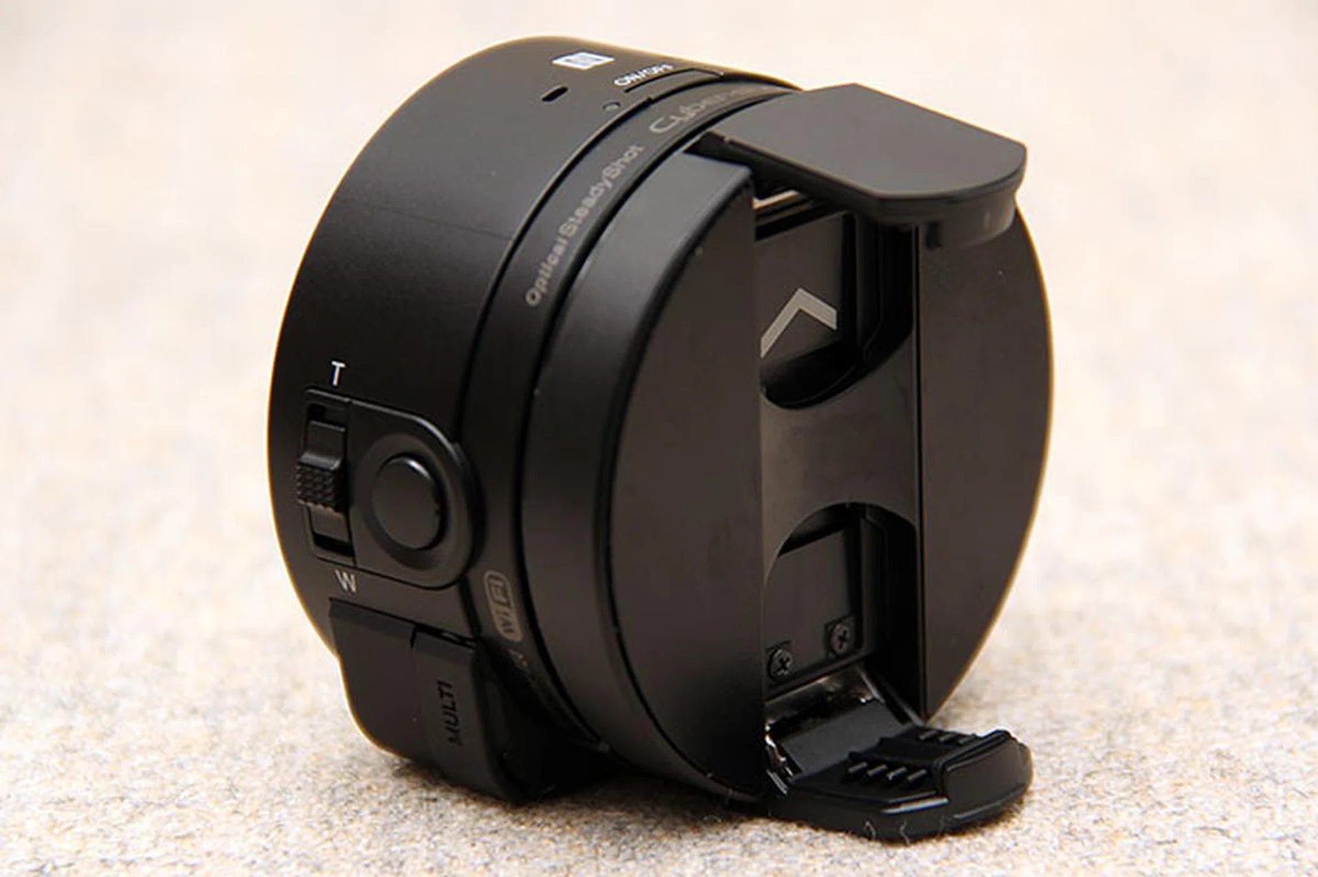 Once you fix the clamp attachment onto the camera, you can attach the camera to your phone. 