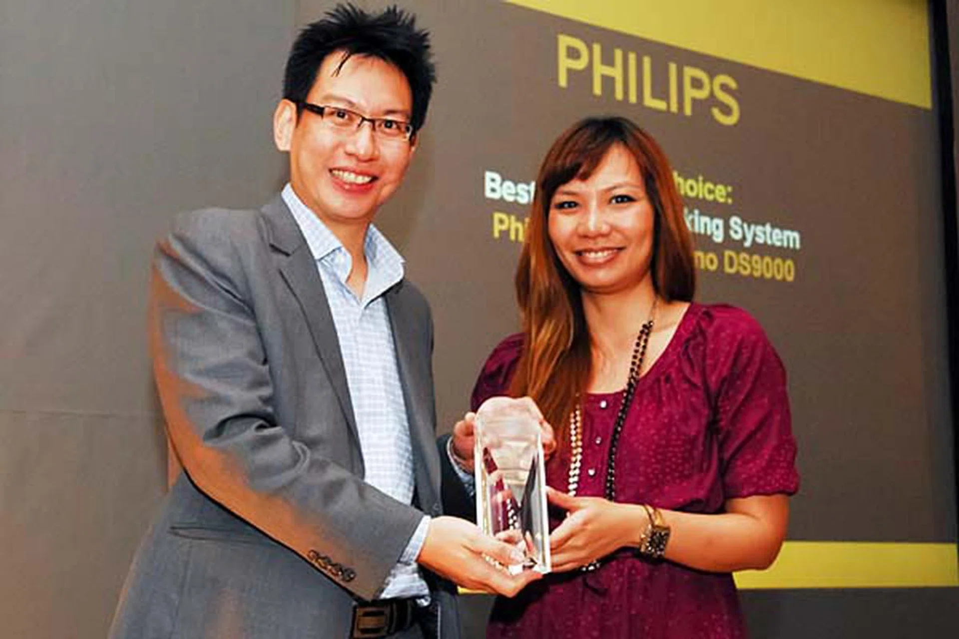 Ms. Eileen Phang of Philips Electronics Singapore Pte. Ltd. was there to receive the Editor's Choice award for Best Speaker Docking System (Philips Fidelio Primo DS9000).
