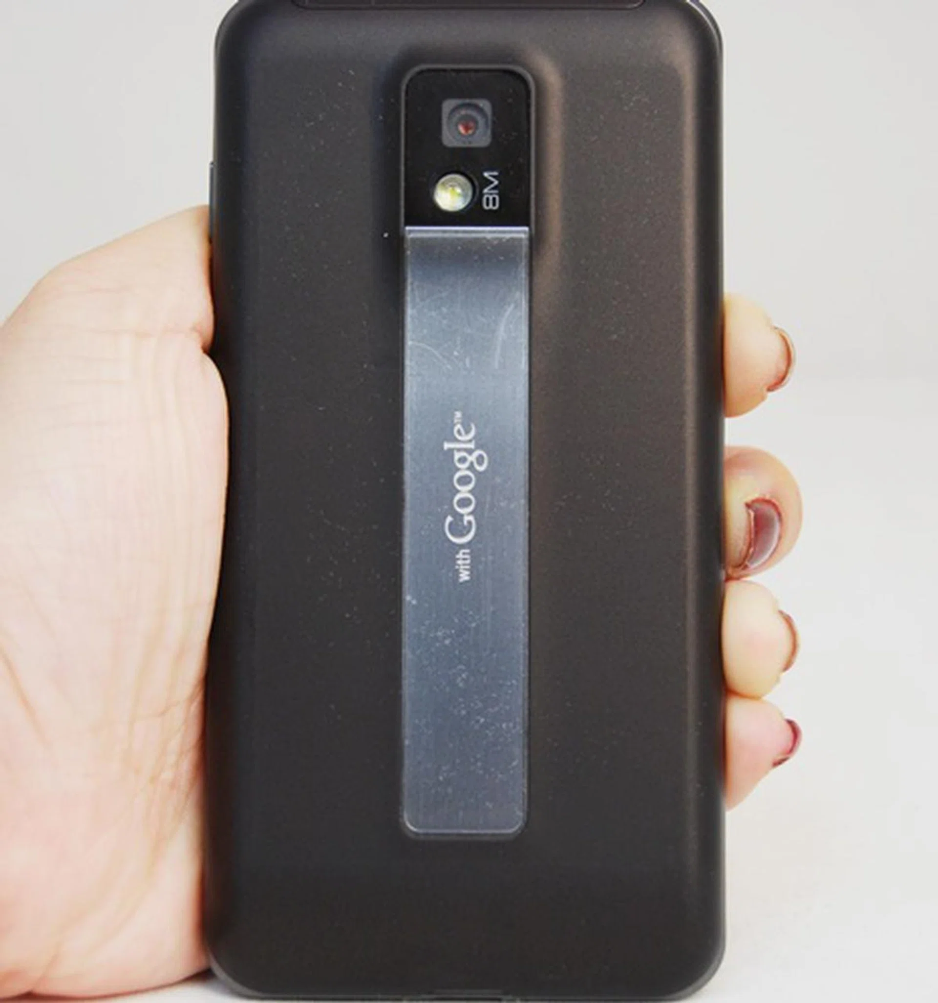 The main framework of the phone is cast in metal and is accompanied by a matte plastic back cover. The latter is austerely decorated with a column of silver in the middle that's inscribed with two words: "with Google".