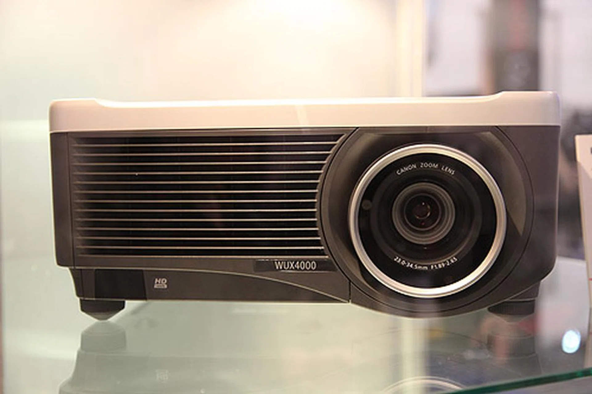 The new Canon REALiS WUX4000 is a WUXGA (1920 x 1200) resolution projector employing Canon's AISYS-enhanced LCOS technology and interchangeable Genuine Canon lenses.