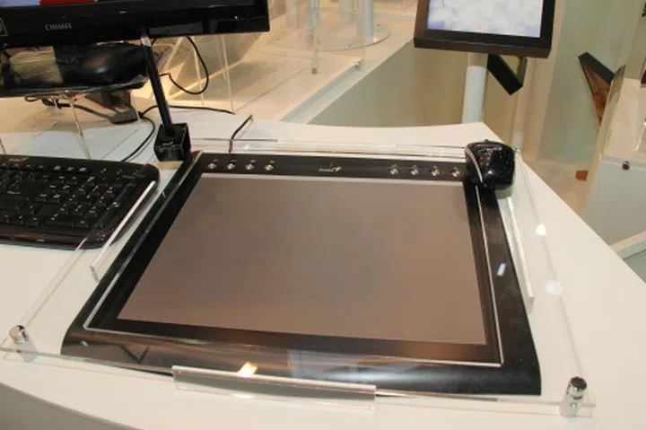 This advanced tablet by Genius was tailor-made for designers, artists and professionals. The PenSketch M912's large 9" x 12" working area makes it super comfortable to use. Even the stylus for this tablet is impressive as it is battery-free and features two buttons and 2048-level pressure sensitivity. This enables designers to achieve all kinds of shapes and thickness easily. The PenSketch M912 also comes with a battery-free scroll wheel mouse that is perfect for users who are more inclined to a mouse compared to a stylus. Finally, it even comes bundled with the PenDrawer software or optional Adobe Photoshop Elements 9 and Corel Painter 4 Essentials software.