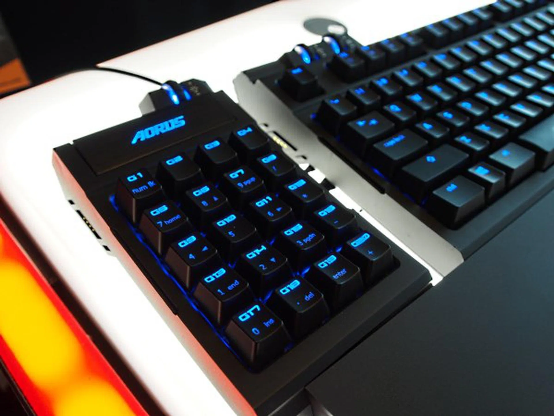 Like the Microsoft Sidewinder X6, the Aorus K7 has a detachable keypad that can snap on either on the left or right of the keyboard.