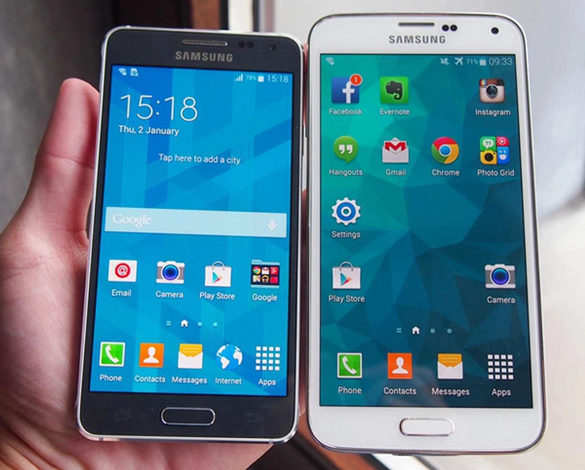 The Samsung Galaxy Alpha (left) sports a smaller, 4.7-inch 720p display compared to the 5.1-inch, 1080p display of the Galaxy S5 (right).