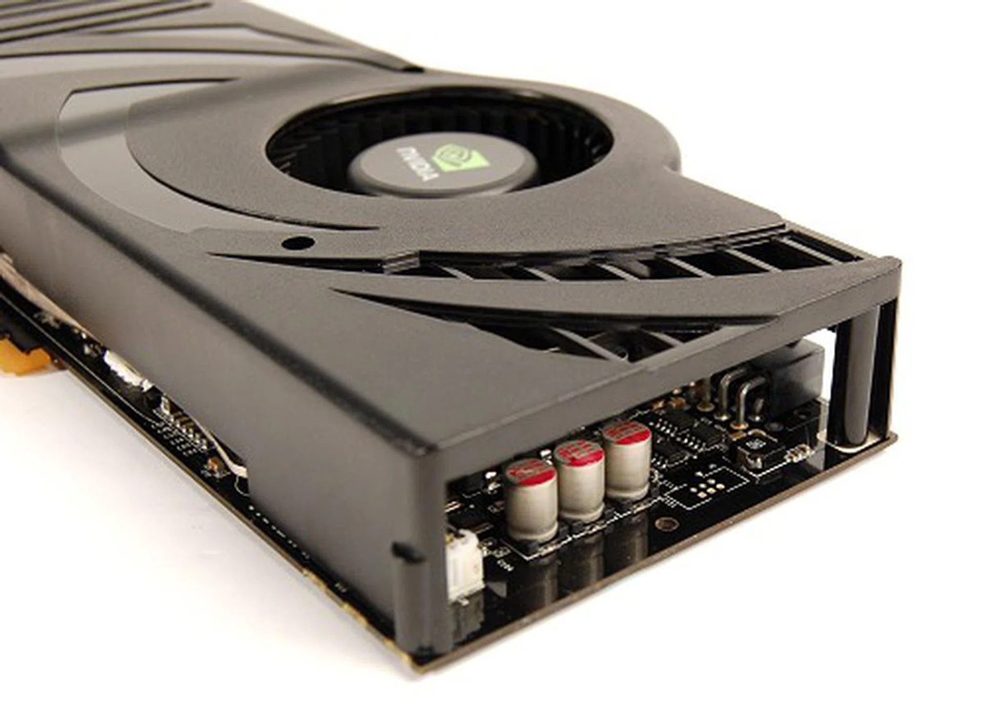 The cooler's shroud now extends to the full length of the card, but its effect is as good as negligible if you think it aids to cool the rear power components.