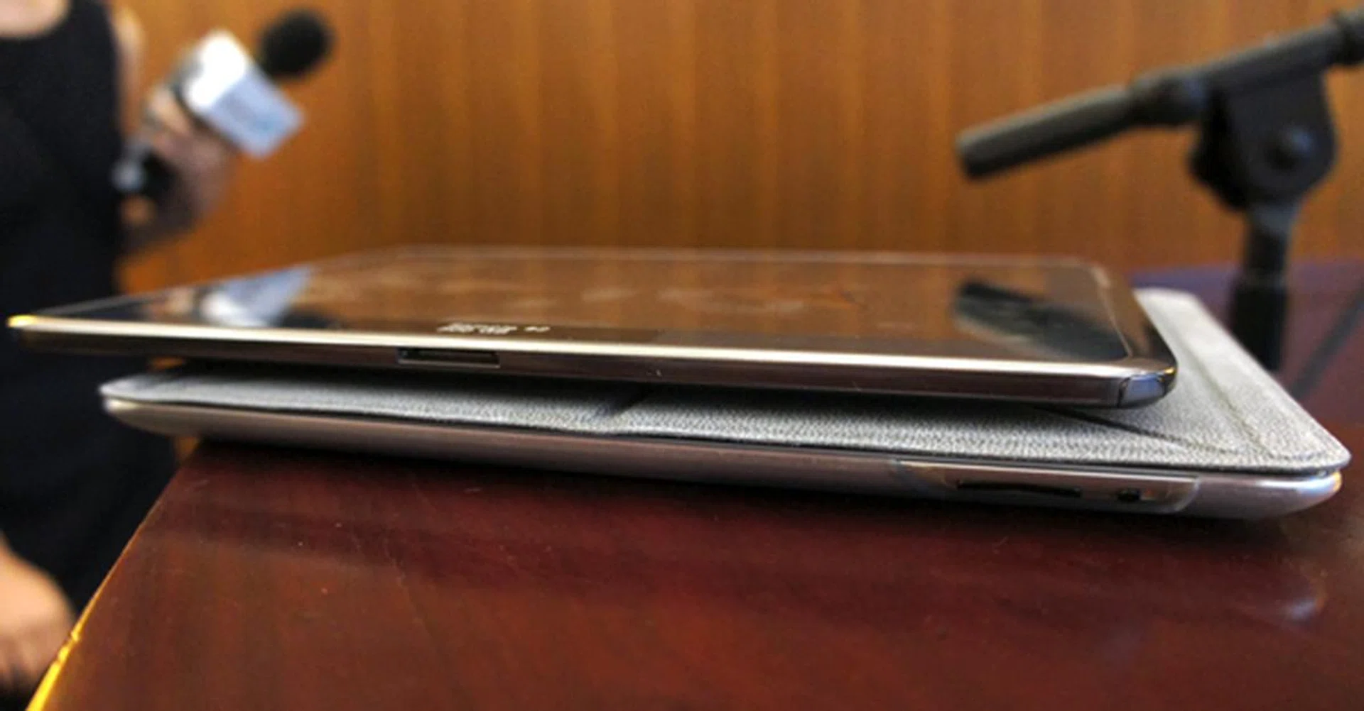 Seagate's working prototype is above and below it is an iPad. Notice there's not much difference in thickness.