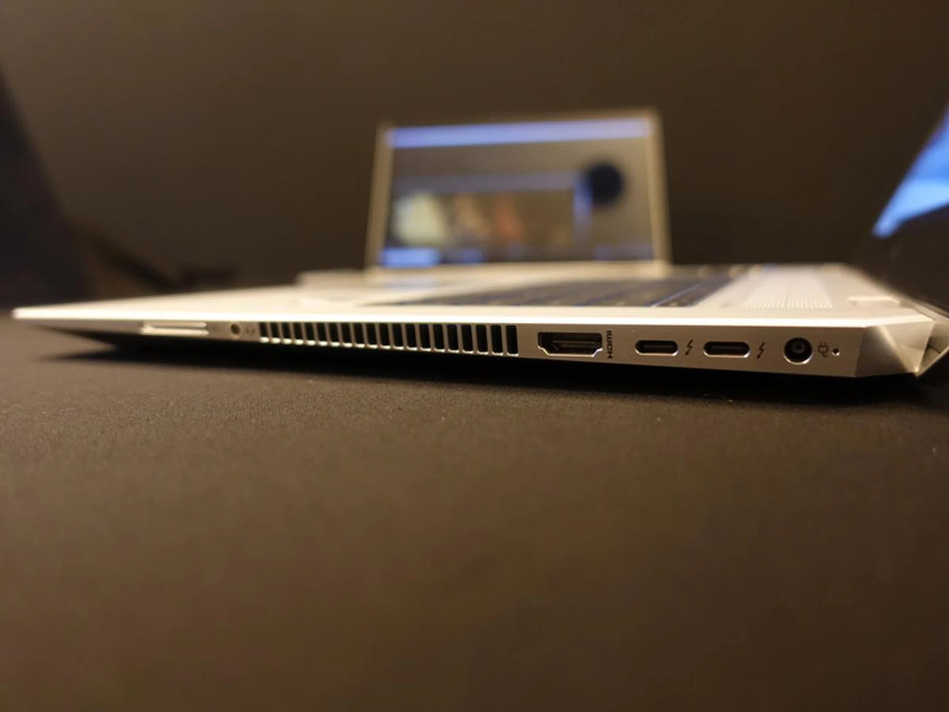 Similar to the EliteBook x360, the EliteBook 1050 also comes with HDMI-Out, and two USB-C ports. A volume up/down buttons near the wrist-rest allows for quick adjustments if a Skype call gets too loud. Or soft.