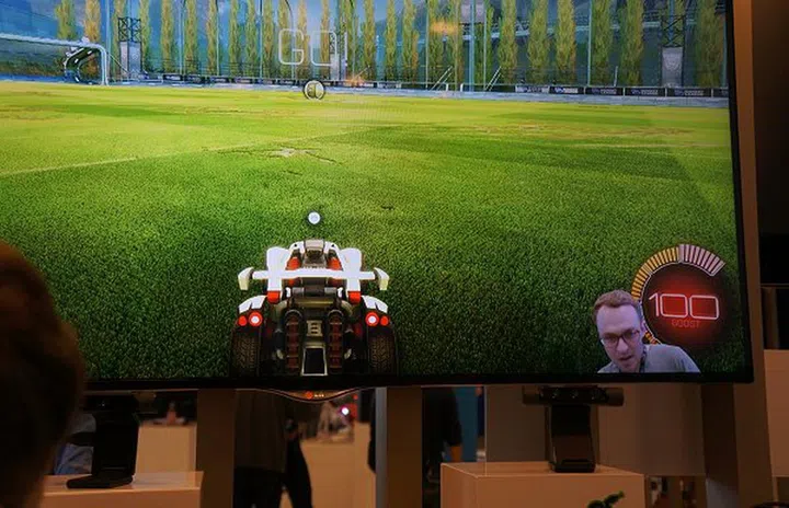 Note that it's not just a photo capture of your face, but an actual live streaming of your movements and reactions, which is the second awesome aspect to this feature/camera. This effectively demonstrates the excellent motion and gesture recognition capabilities of the camera, thanks to Intel and Razer's good packaging. We can see this being a useful addition to multiplayer online gaming.