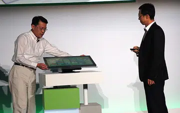 Campbell Kan, President of Personal Computer Global Operations, demonstrates the impressive rotating stand of the Aspire 7600U.