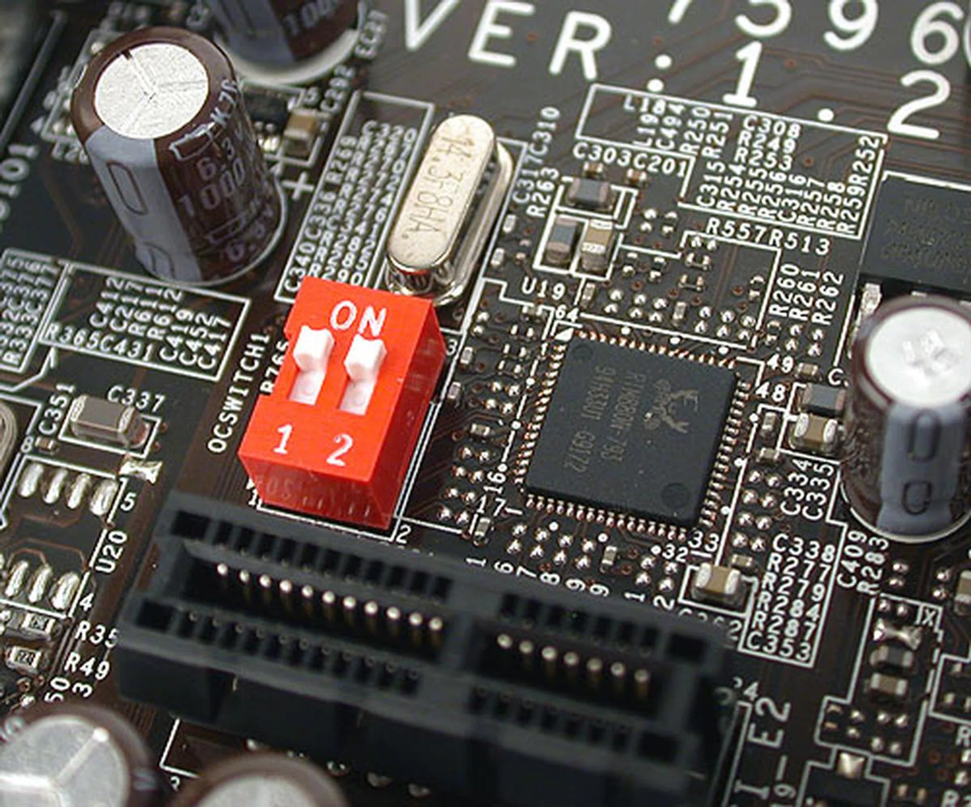 We have seen this Easy OC switch before from MSI and frankly, we weren't impressed then. Nothing seems to have changed as this switch is a throwback to an era when vendors had sparse BIOS settings where one can't tweak clock frequencies.