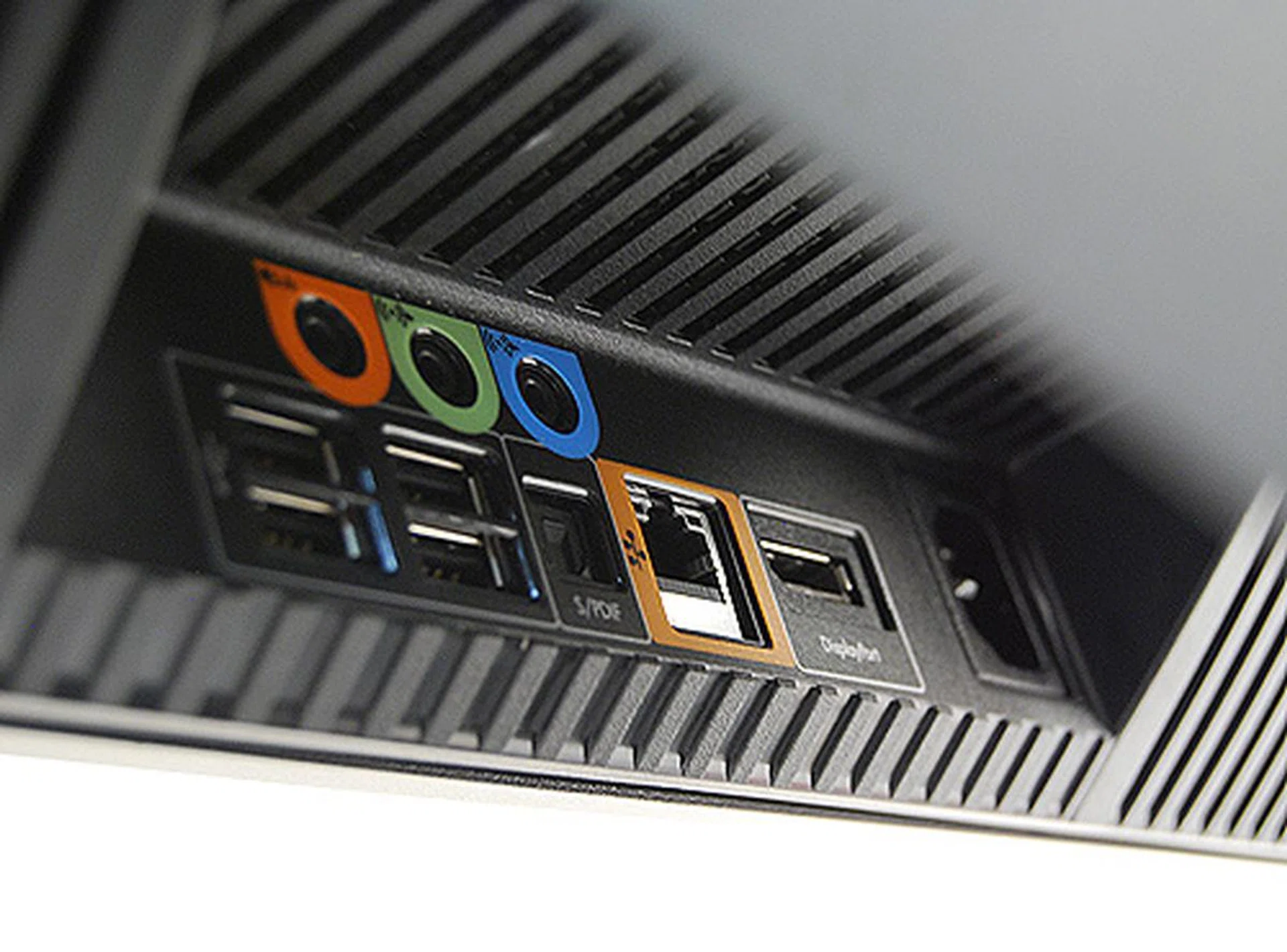 Round the rear you'll find four USB 2.0 ports, an Ethernet jack, a DisplayPort, S/PDIF, audio line-in/line-out, and a subwoofer jack. Interestingly, the DisplayPort can also be used as an input, so five or so years down the road when the Z1 has become obsolete, you can still make use of its gorgeous 27-inch IPS display.