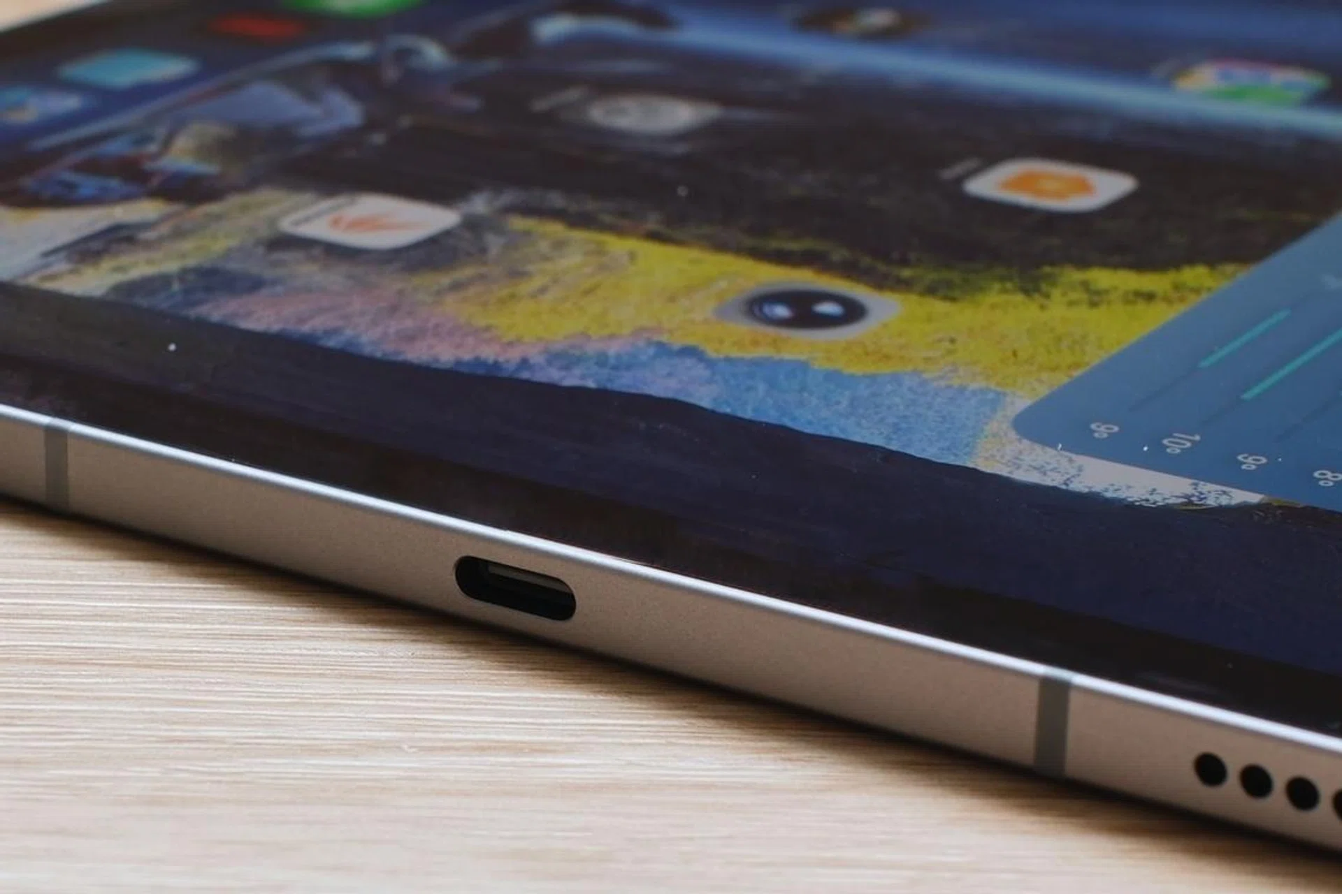 iPad Air M4 USB-C port