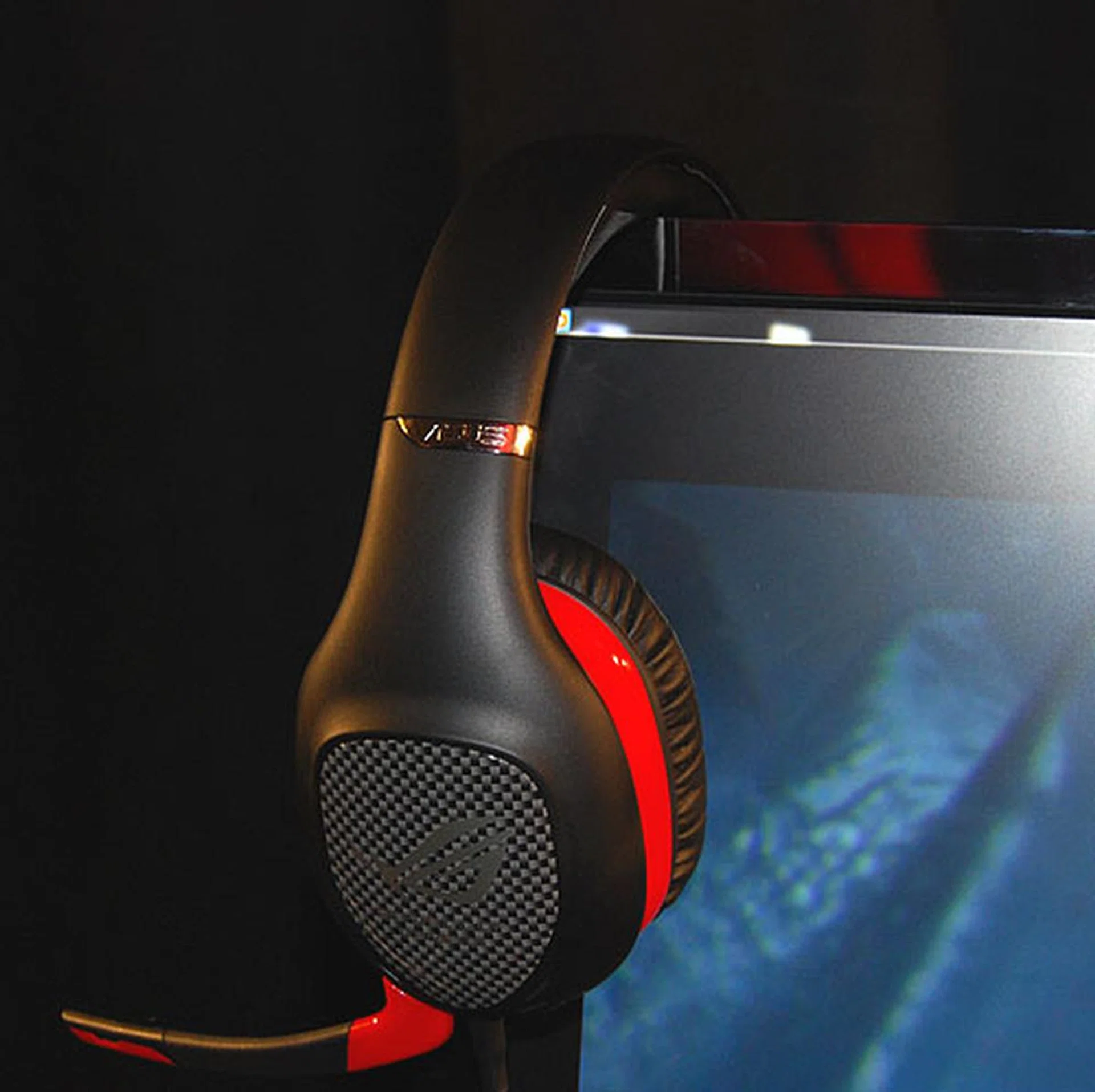 The Vulcan is clad in the now-familiar red and black colors of the ROG brand. We tried the active noise cancelling at ASUS' booth and it worked decently to block out the hubbub at Nangang. 