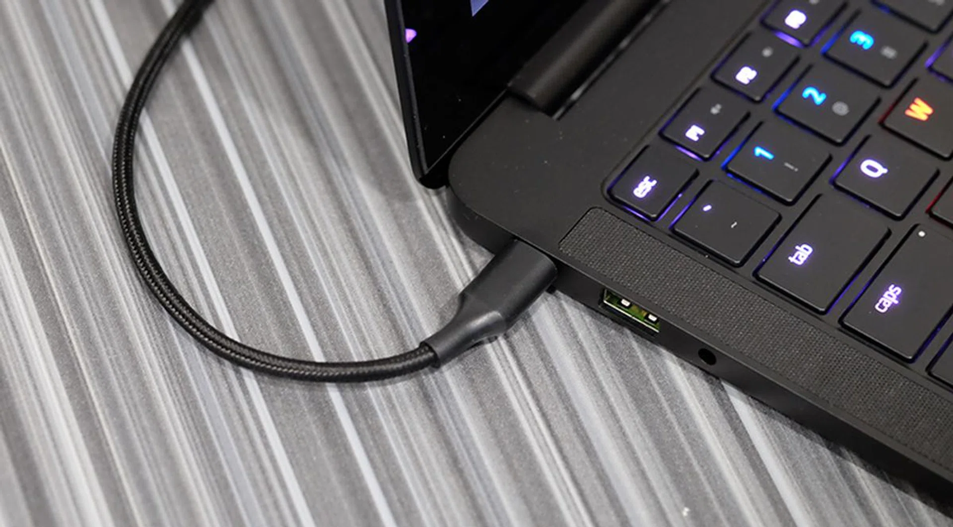 Razer Blade Stealth charging